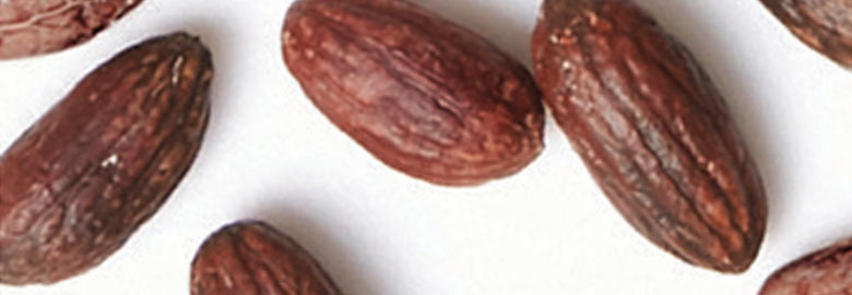 Jojoba Seed Oil: Enhances skin texture by thoroughly cleansing the skin and controlling excess oil from the sebaceous glands.